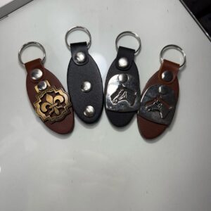 Llavero de cuero con apliques