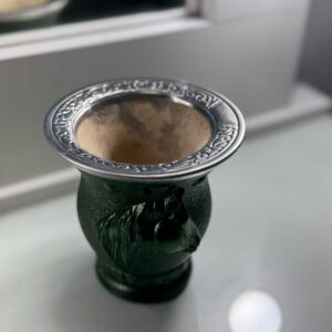 Mate verde con relieve de caballo